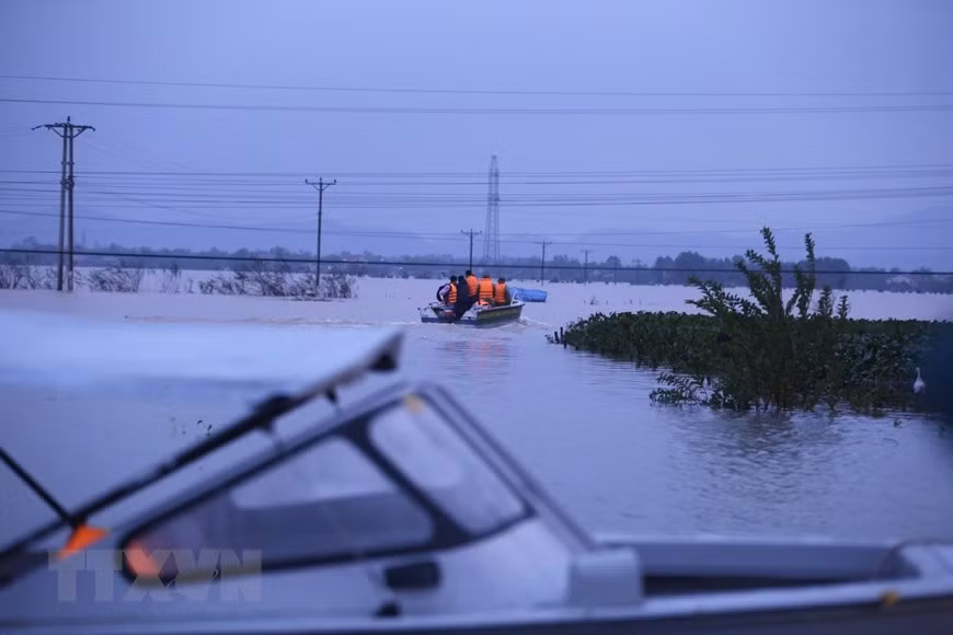 Les pluies diluviennes suite aux typhons Linfa et Nangka, les 6e et 7e typhons frappant le Vietnam cette année, ont provoqué de fortes inondations dans plusieurs provinces du Centre dont Ha Tinh.