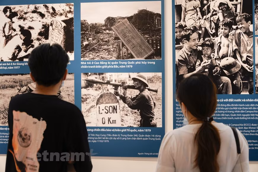 Pour le peuple vietnamien, la Révolution d’Août - 19 août 1945 constitue le plus grand événement historique du XXe siècle, car il a accouché d’une démocratie, affirmé les droits de l’homme et traduit les aspirations de la nation. Elle s’inscrit dans une série d’événements partant du coup de force japonais du 9 mars 1945 jusqu’à la Déclaration au matin du 2 septembre 1945 de l’Indépendance de la République démocratique du Vietnam. Elle est symbolisée par la prise du pouvoir de fait par le Viêt minh (Front de l’indépendance du Vietnam), mettant fin à près d’un siècle de colonisation française, et ouvrant une nouvelle page d’histoire pour le peuple vietnamien. Cet épisode est l’un des préludes à la guerre d’Indochine. Photo: Minh Hieu/Vietnam+
