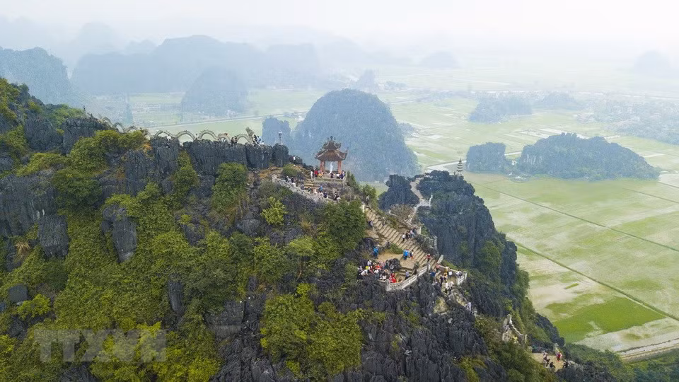 Un panorama de l'ancienne capitale Hoa Lu vu du toit de la grotte Mua
