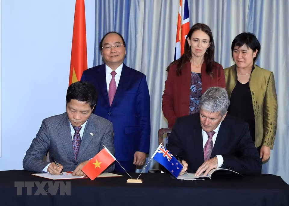 Les deux Premiers ministres assistent à la cérémonie de signature d'accords de coopération entre les deux pays.