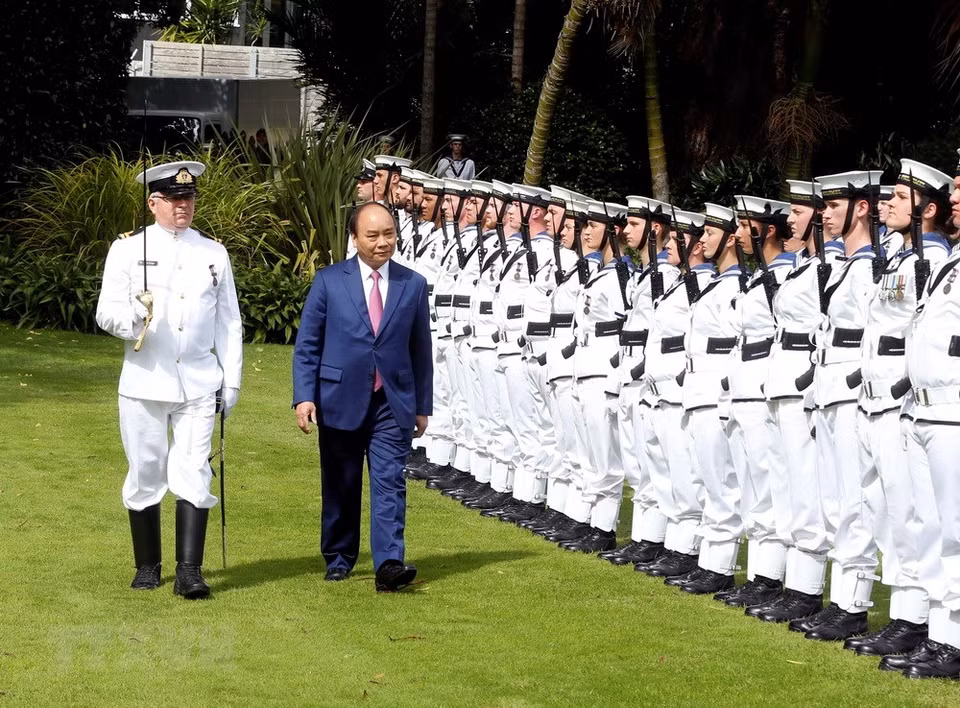 Le Premier ministre vietnamien Nguyen Xuan Phuc passe en revue la garde d'honneur à la réception.