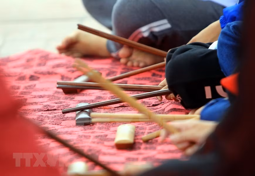 Les annales du village indiquent que celui qui a introduit le ca trù à Dông Môn, il y a de cela plus de 200 ans, est un certain Tô Tiên, maître d’une troupe de Kinh Môn, dans la province voisine de Hai Duong. Photo : VNA