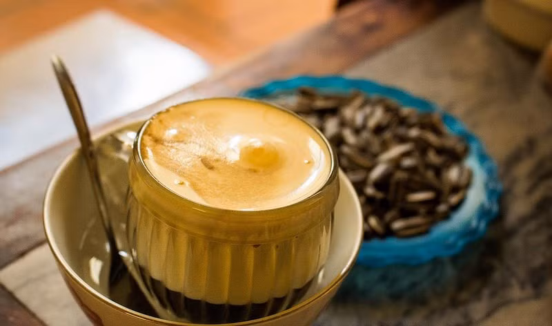 Dégustation à 15 heures de café aux œufs dans le Vieux quartier. 
