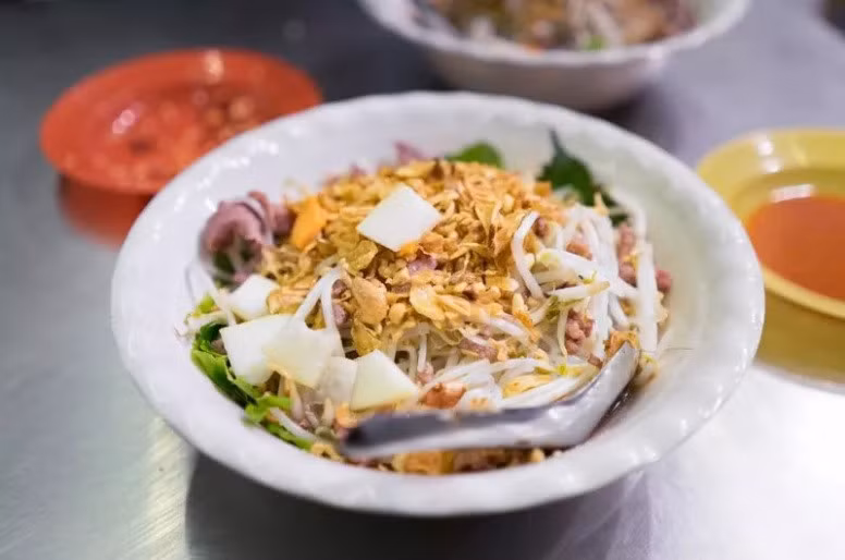 Découverte à 15 heures 30 du bun bo Nam Bô (vermicelles de riz au bœuf)...