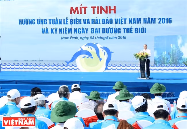 Le Premier ministre Nguyên Xuân Phuc assiste à un meeting le 8 juin dans la zone touristique Long Thinh, district de Hai Hâu, province septentrionale de Nam Dinh, en écho à la 8e Semaine de la Mer et des Îles du Vietnam et à la Journée mondiale de l'océan 2016. 