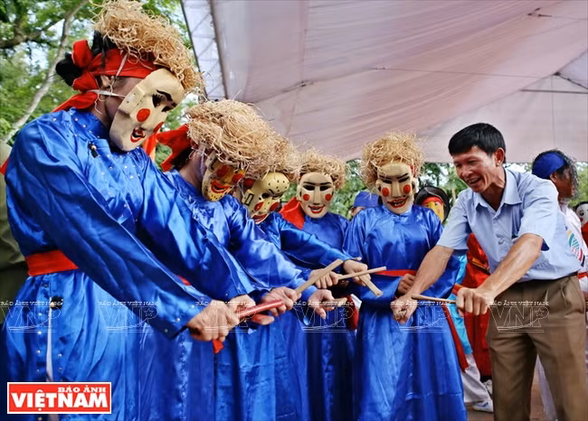  L'artiste et la troupe locale répètent avant de se produire sur scène lors du festival Lam Kinh 2018. 