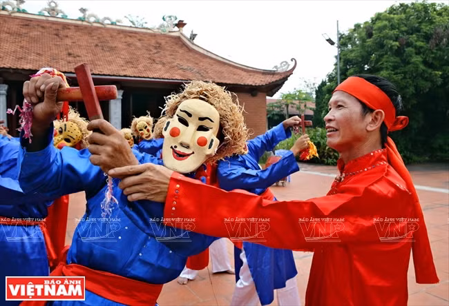  La danse se tient les 10e et 12e jour du 2e mois lunaire dans le village de Xuan Pha. 