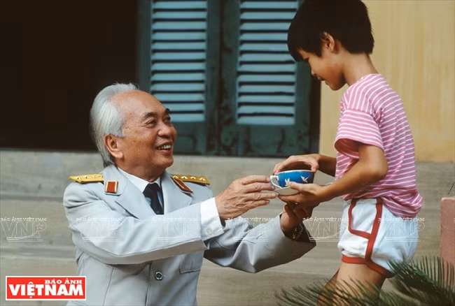  Le général Vo Nguyên Giap et son neuveu, photo prise en 1991. 