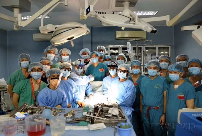 Le 21 février 2017, l’équipe chirurgicale de l’Hôpital militaire 103 a réalisé avec succès la première transplantation pulmonaire sur une personne vivante. Photo : VNA