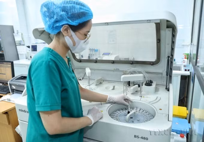 Le laboratoire de biochimie - hématologie de l'hôpital général Song Thuong dans la province de Bac Giang, doté d'équipements de pointe, septembre 2022. Photo : VNA