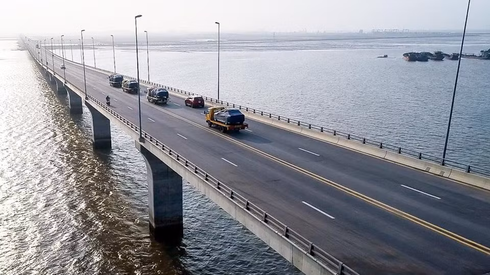 Le processus de transport est divisé en plusieurs phases et concerne 14 pays d'Europe, d'Asie, d'Australie et d'Afrique afin de garantir que les voitures VinFast répondent bien à toutes les conditions climatiques et aux conditions de circulation réelles 