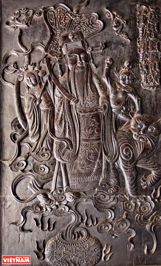 Gravures sophistiquées sur les portes d’entrée de la pagode.