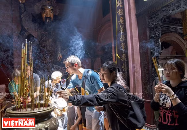 La pagode de l’Empereur de Jade accueille chaque jour, de nombreux pèlerins et fidèles