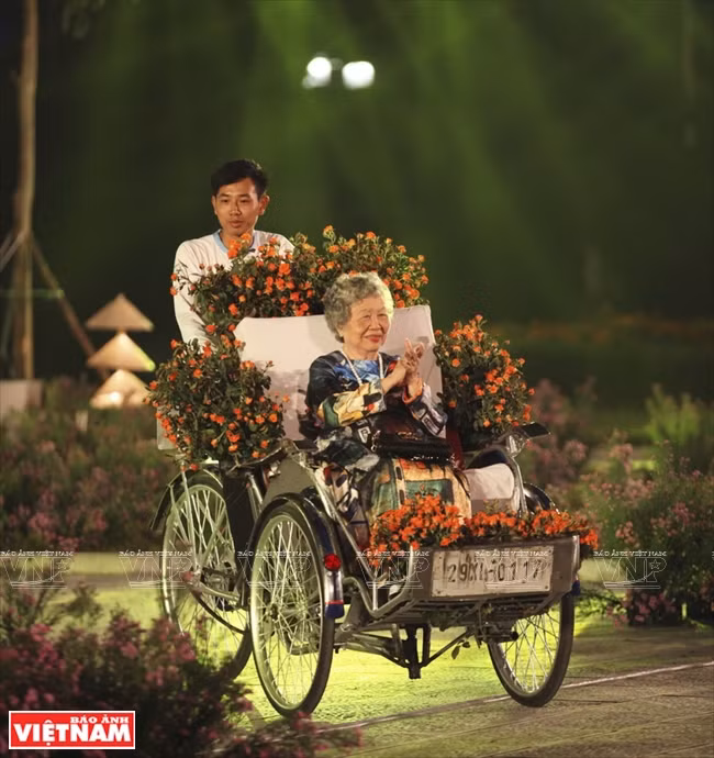 Mme Nguyên Thi Sinh (92 ans), épouse de feu le peintre Bùi Xuân Phai, invitée spéciale de la performances.