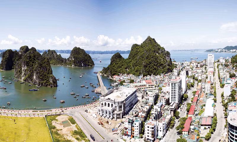 ...et aujourd’hui la rue Lê Thanh Tông de la ville de Ha Long.