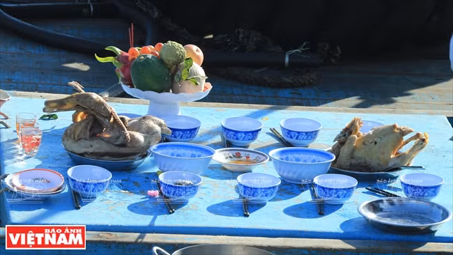 Les offrandes comprennent généralement des canards de Barbarie, des canards, des poulets bouillis, des fruits et des fleurs. 