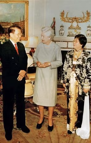 La reine Elizabeth II reçoit le président Tran Duc Luong et son épouse au Palais royal Buckingham à Londres, dans le cadre de sa visite officielle au Royaume Uni entre le 22 et le 26 mai 2014.