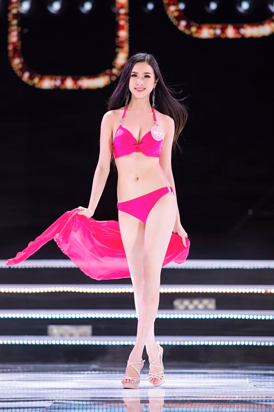  La deuxième dauphine Nguyên Thi Thuy An en bikini. 