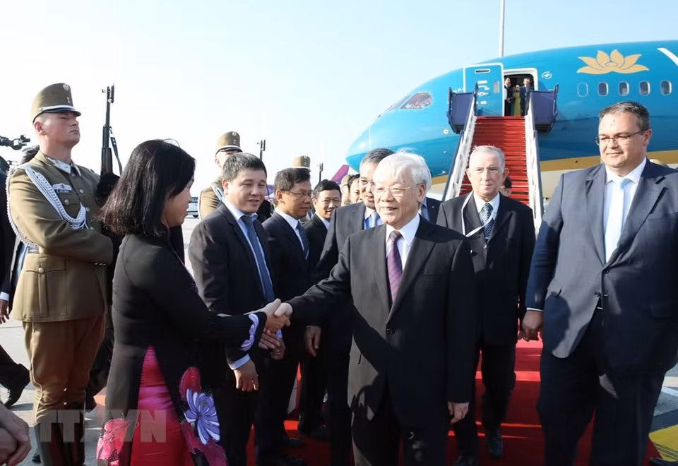  Les cadres et employés de l’ambassade du Vietnam et des représentants de la communauté des Vietnamiens en Hongrie à la cérémonie d’accueil du secrétaire général Nguyen Phu Trong. 