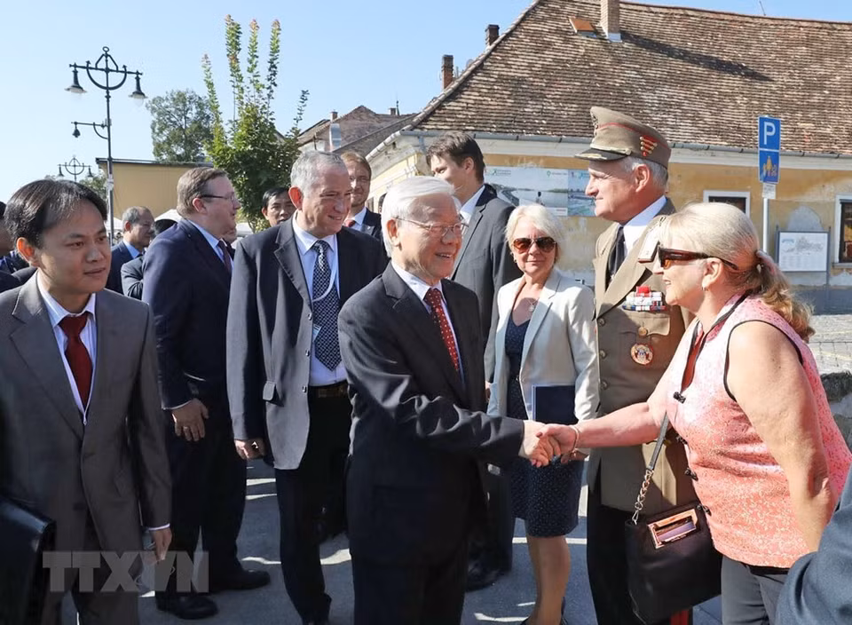  Le secrétaire général du parti, Nguyen Phu Trong, et les délégués sur la Place de la ville de Szentendre. 
