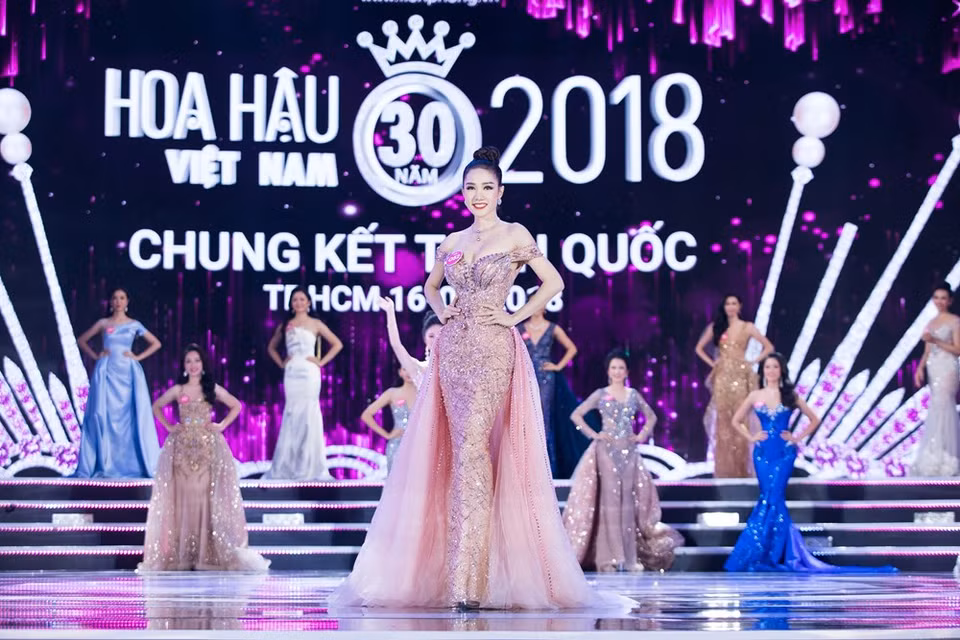  Nguyên Thi Hông Tuyêt remporte le titre ''Miss au plus beau visage. 