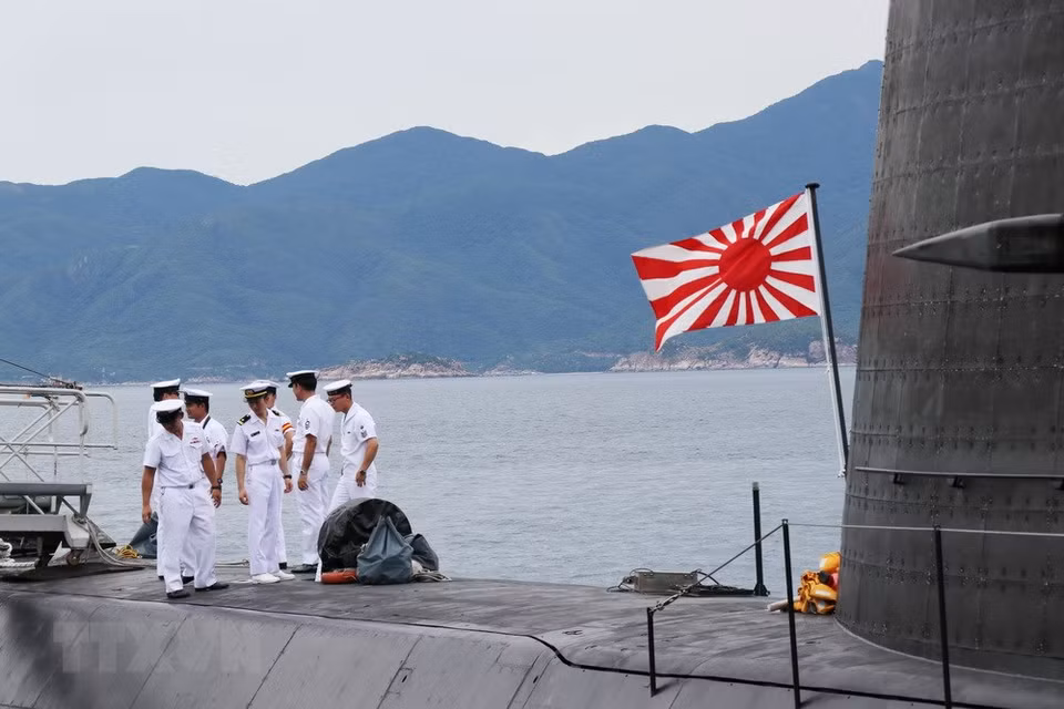 Cette première visite d’un sous-marin japonais au Vietnam s’inscrit dans le cadre des activités en l’honneur du 45e anniversaire des relations diplomatiques Vietnam-Japon.