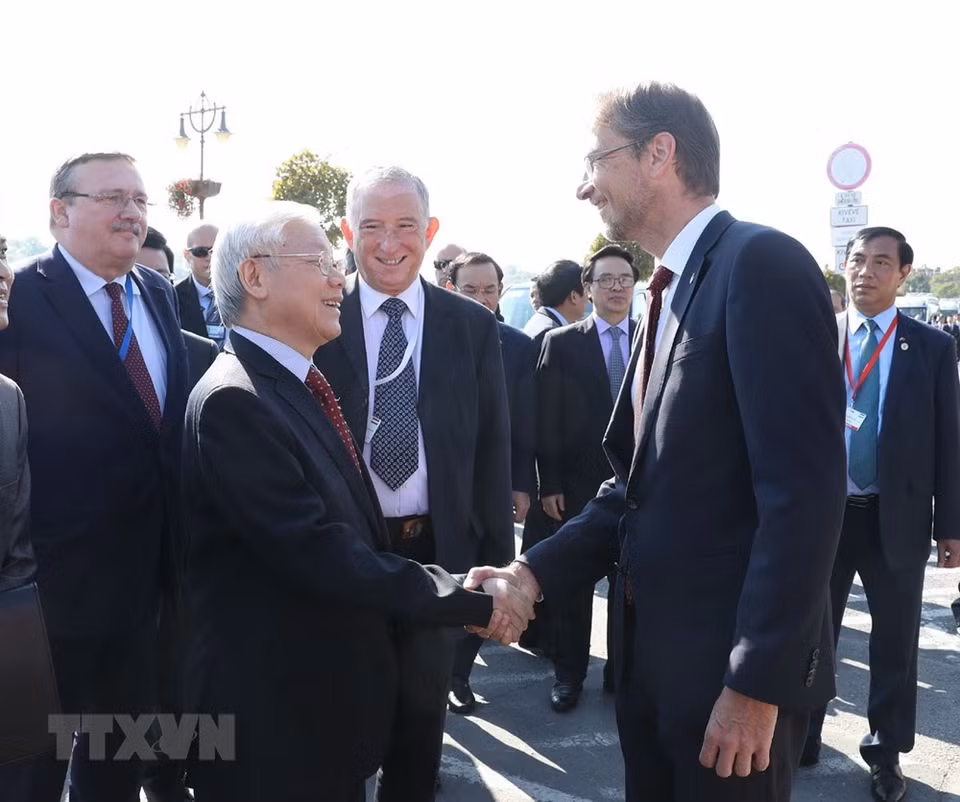  Le secrétaire général Nguyen Phu Trong et le maire de Szentendre, Verseghi-Nagy Miklós. 