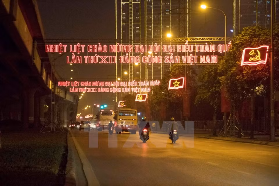 Slogan dans la rue de Khuat Duy Tien : Vivement saluer le 12e Congrès national du Parti communiste du Vietnam. 