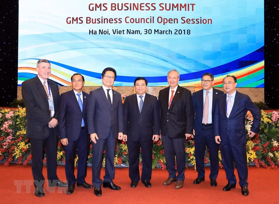 Le ministre du Plan et de l’Investissement Nguyen Chi Dung (au milieu), le président de la Chambre de commerce et d’industrie du Vietnam Vu Tien Loc (3e, à gauche) et des délégués. 