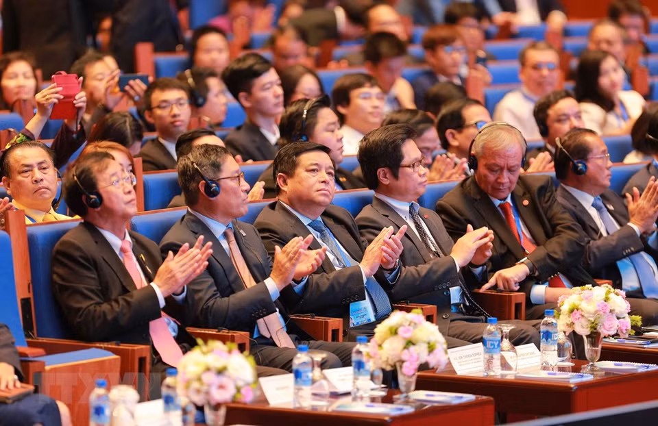 Les délégués participent à la réunion élargie du Conseil d'affaires de GMS.