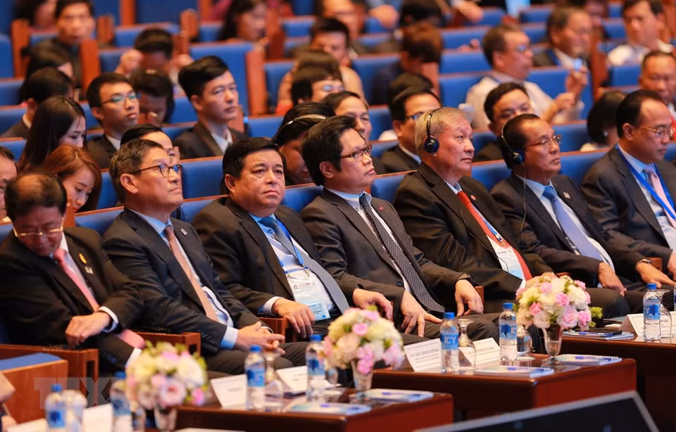 Les délégués participent à la réunion élargie du Conseil d'affaires de GMS. 