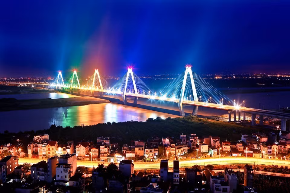 Le pont Nhat Tan sur le fleuve Rouge est un pont à haubans, représentant un investissement total de plus de 13.600 milliards de dôngs. Il a été inauguré le 4 janvier 2015. Photo: VNA