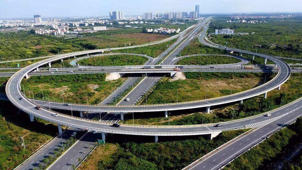 Hanoï a positivement changé, avec un système de routes et d'intersections de plus en plus modernes. Photo: VNA
