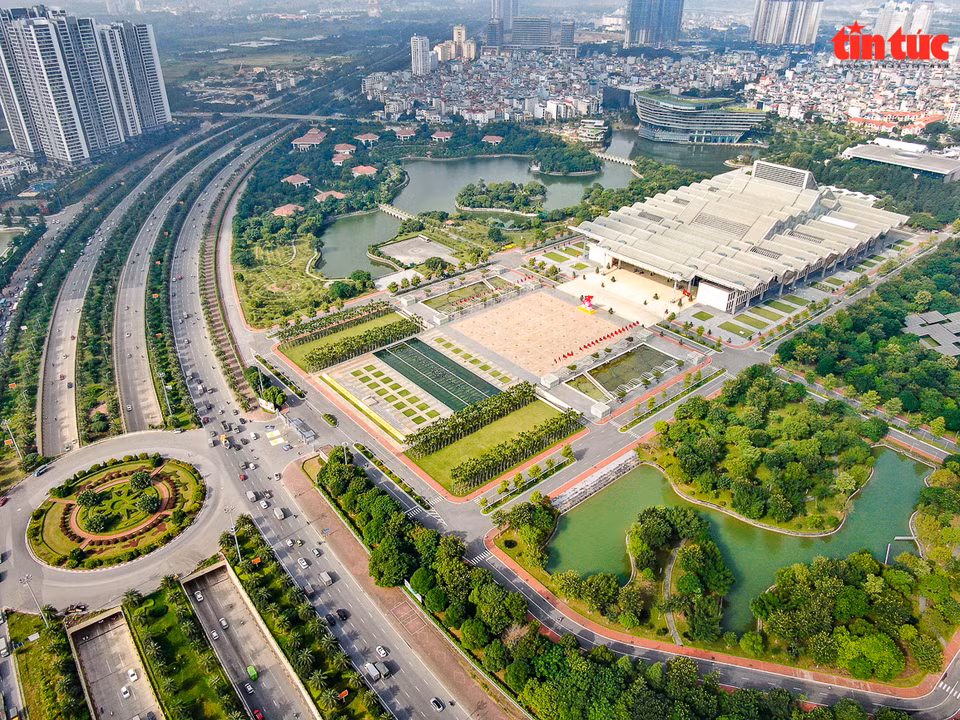Le Centre national des conférences à Hanoï est considéré comme le plus grand complexe multifonctionnel de la capitale. Là se tiennent des congrès, de grandes conférences, des événements politiques et commerciaux nationaux et internationaux.