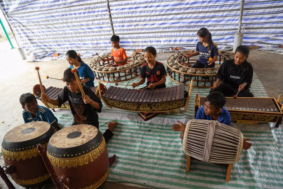 Des enfants jouent de la musique dans la pagode Ka Ot 