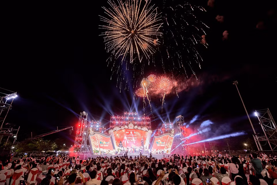 Les touristes se réunissent pour admirer des feux d'artifice à la montagne Ba Den. Photo: VNA