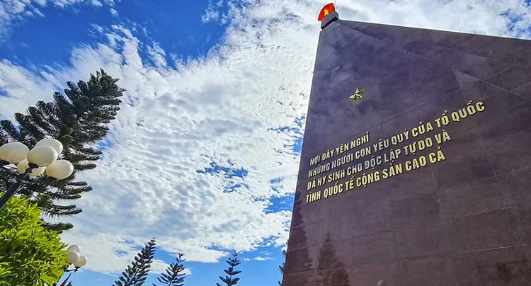 C'est le lieu d'inhumation des restes de nombreux volontaires vietnamiens tombé aux champs d'honneur au Laos et au Cambodge. Photo: Journal Tin tuc