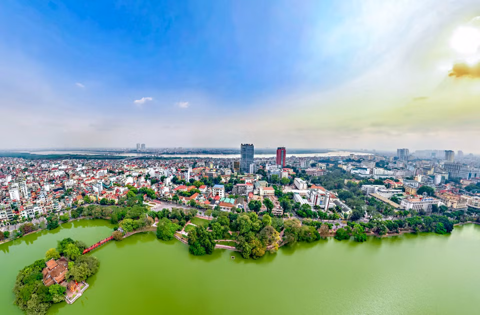 Vue panoramique de la capitale Hanoï du lac Hoan Kiem (Epée restituée) au fleuve Rouge.