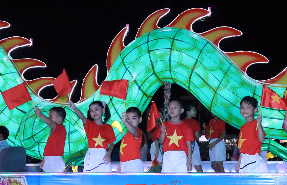 L'Organisation des records du Vietnam a remis un certificat de reconnaissance à la ville de Tuyen Quang pour son record de la fête ayant le plus grand nombre de lanternes géantes et originales du Vietnam.