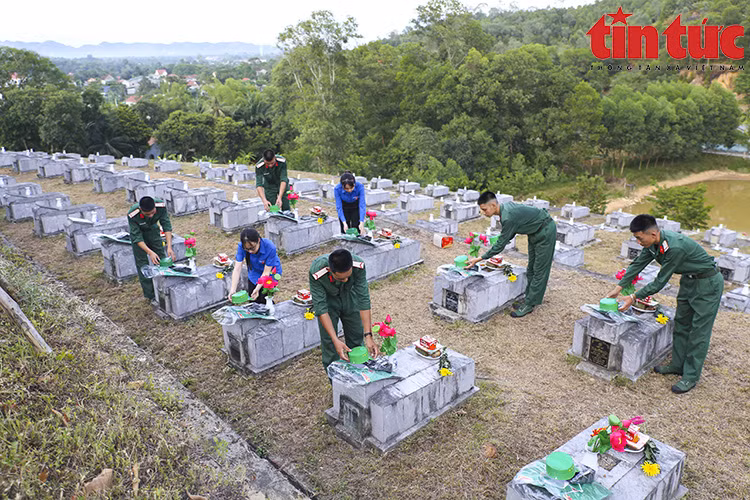 Des jeunes du district de Huong Son, province de Ha Tinh, rendent hommage aux héros morts pour la Patrie au cimetière national des martyrs Nâm. Photo: Journal Tin tuc