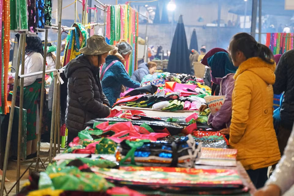 Les différentes ethnies apportent leurs produits agricoles ou ustensiles de fabrication artisanale qu’elles échangeront contre des vêtements chauds, des sandales en plastique, des chaussures ou des téléphones portables.