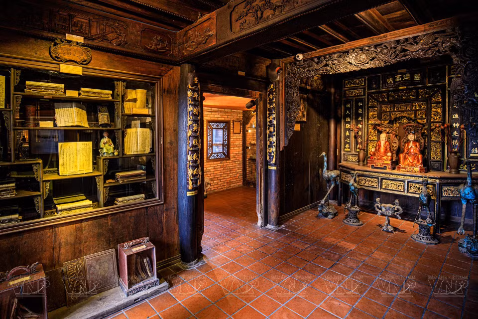 Couvrant une superficie de 600m2, le Musée est un bâtiment de cinq étages avec 24 salles, dont 16 réservées aux expositions. Au dernier étage, une salle est dédiée au culte de Tuê Tinh (1330 - 1855) et Hai Thuong Lan Ông ou Lê Huu Trac (1720-1791), deux ancêtres de la médecine traditionnelle vietnamienne.