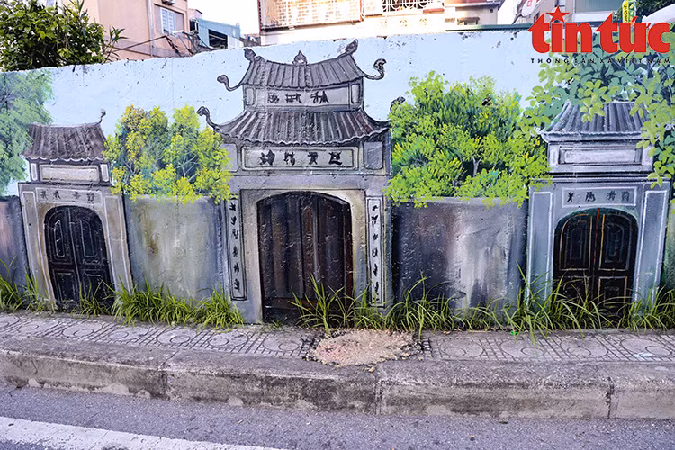 La couleur principale des peintures murales est vive, avec l’espoir de donner un aspect frais et une empreinte unique à ceux qui visitent le district de Long Biên.