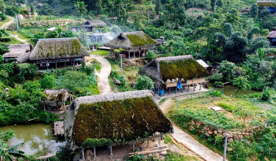 Culminant à 2.427 mètres d’altitude, le sommet Tây Côn Linh est surnommé le toit de du nord-est du Vietnam. C’est ici que se niche le village de Xà Phin.