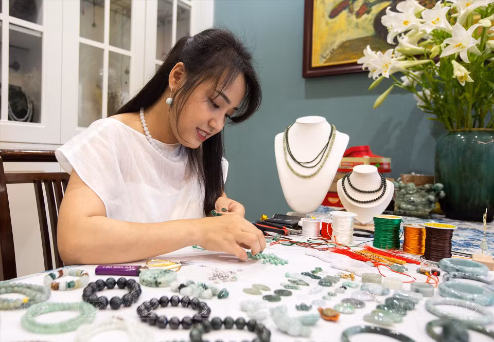 Hông Trang est tombée amoureuse du jade à l'âge de 18 ans, lorsqu'elle a reçu de sa grand-mère son premier bracelet. Elle s'est ensuite rapprochée de personnes partageant le même intérêt pour augmenter ses connaissances sur cette pierre précieuse.