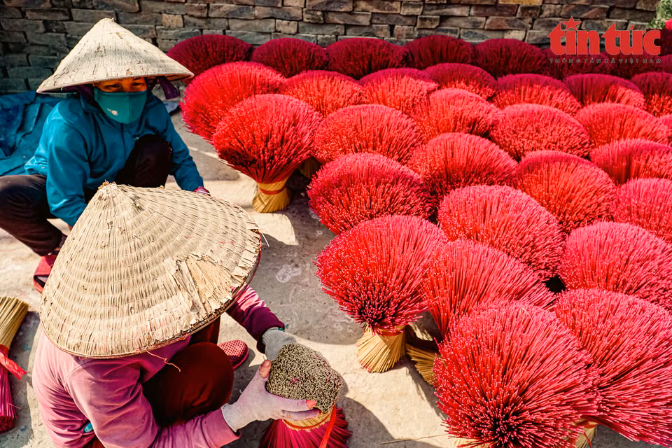 L'artisanat génère des revenus pour près de 3000 ménages, soit environ 70 % des villageois. Les villageois de Quang Phu Cau consomment environ 200 tonnes de bambou par jour, qui viennent principalement des provinces de Bac Kan, Lang Son, Thai Nguyen et Thanh Hoa.
