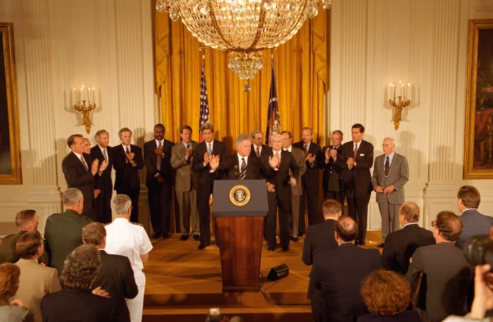 Dans la nuit du 11 juillet 1995 à la Maison Blanche à Washington DC (heure locale), le président américain Bill Clinton a lu une proclamation visant à normaliser les relations diplomatiques avec le Vietnam. Photo: Maison Blanche/VNA