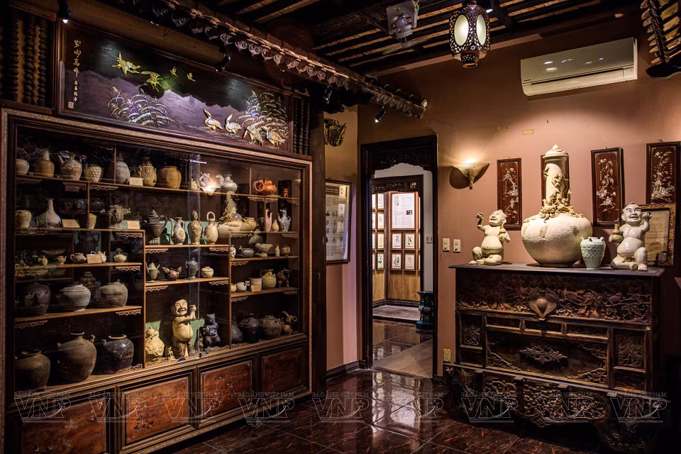 Les quelque 3.000 objets exposés comprennent des instruments utilisés dans la production de médicaments tels que trancheuse de racines et mortiers, âgés de 2.500 ans, divers en termes de matériaux, de taille et de forme. Les «maison de la médecine traditionnelle du Nord» et «maison de la médecine traditionnelle du Sud» présentent des centaines de remèdes précieux. 