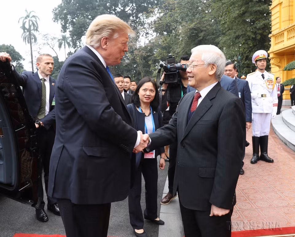 Le secrétaire général du Parti et président Nguyen Phu Trong accueillit et s'entretient avec le président américain Donald Trump à l'occasion de sa visite au Vietnam pour le deuxième Sommet États-Unis-République populaire démocratique de Corée, le 27 février 2019 à Hanoï. Photo: VNA