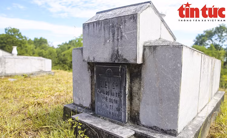 Un tombeau au cimetière national des martyrs Nâm. Photo: Journal Tin tuc